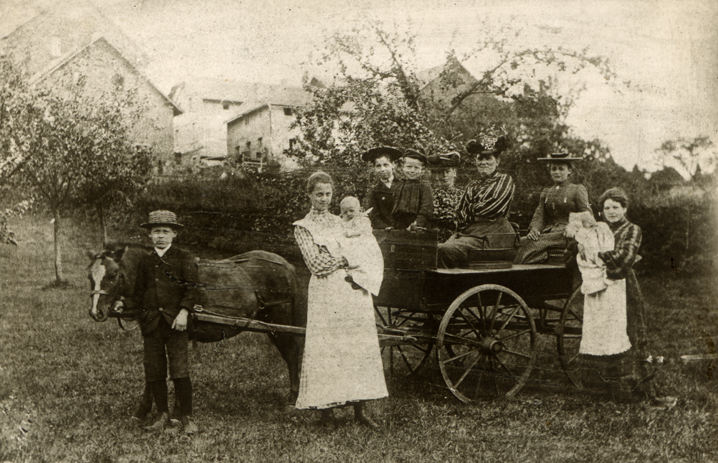 Damen in der Kutsche, 1904 Klein Jüppa auf dem Arm rechts