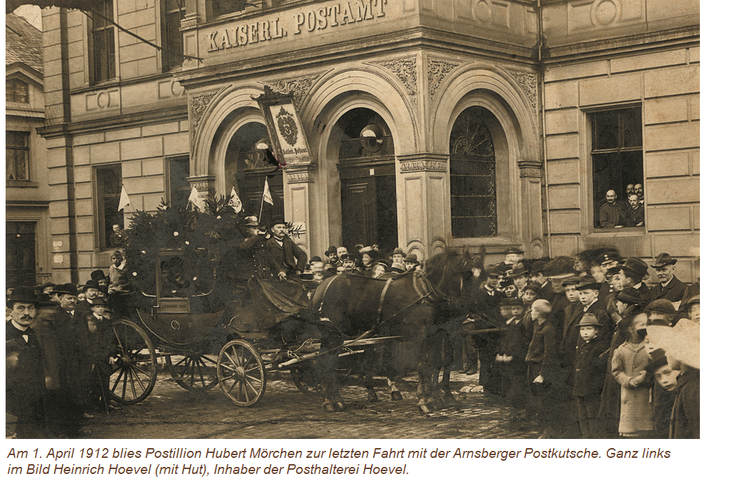 Am 1. April 1912 blies Postillion Hubert Mörchen zur letzten Fahrt mit der Arnsberger Postkutsche. Ganz links im Bild Heinrich Hoevel (mit Hut), Inhaber der Posthalterei Hoevel. 